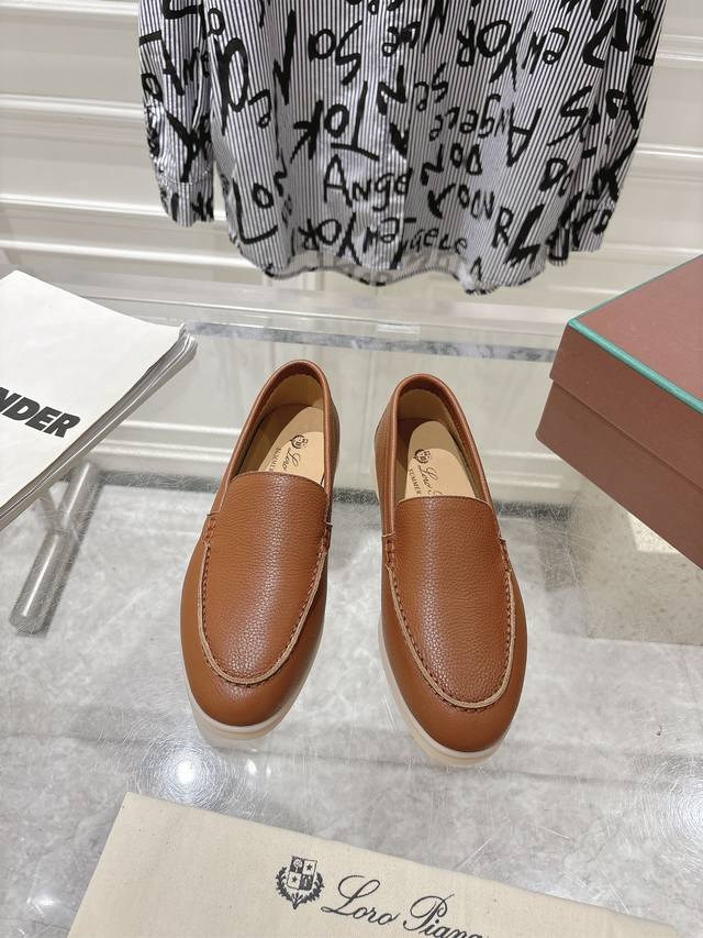 情侣款lp牛皮面系列一脚蹬 秋冬新品发售loro Piana 采用 Wish 羊皮面料制作。鞋面采用独特针织面料制作工艺，全方位一比一复原专柜工艺流程！中底部全