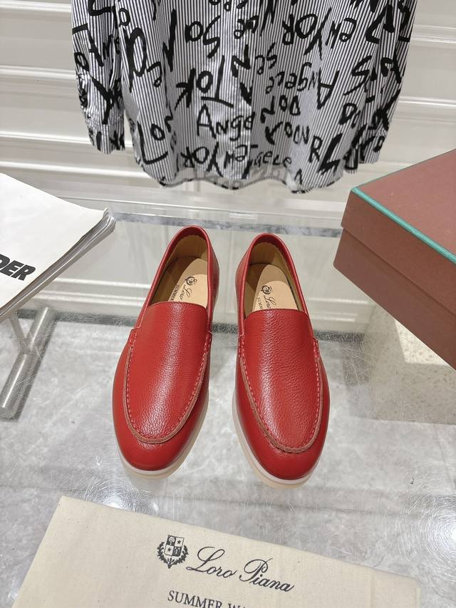 情侣款lp牛皮面系列一脚蹬 秋冬新品发售loro Piana 采用 Wish 羊皮面料制作。鞋面采用独特针织面料制作工艺，全方位一比一复原专柜工艺流程！中底部全