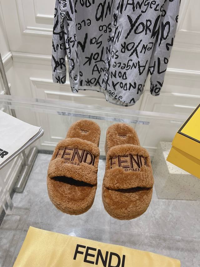 Fendi 芬迪 新款毛拖走秀主推系列，新品上线，芬具桌脚设计灵感改创于今年秀场的主推系列鞋履 当季新品拖鞋，众所周知，鞋子永远设计为高级感满满的，高端大气上档