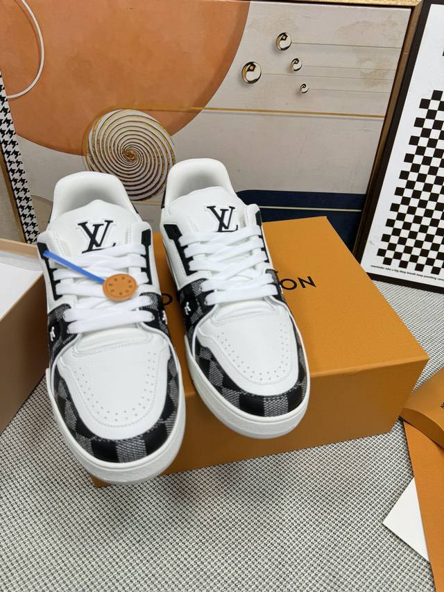 Lv-Trainer路易-威登 Pk市场一切版本 情侣款 走秀新款 篮球板鞋 代购品质 原版1：1开发复刻！！上脚非常舒适 做工精细 鞋面由意大利进口小牛皮拼接