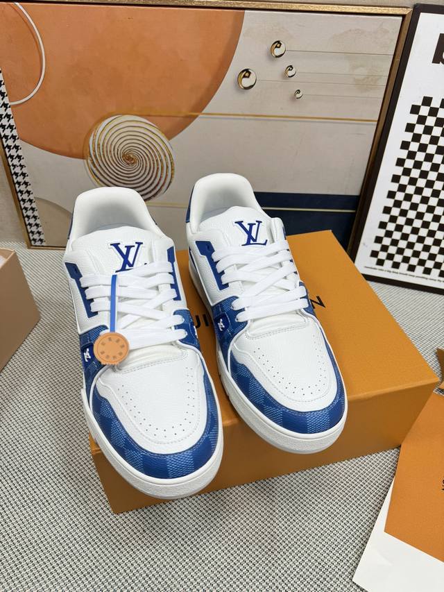 Lv-Trainer路易-威登 Pk市场一切版本 情侣款 走秀新款 篮球板鞋 代购品质 原版1：1开发复刻！！上脚非常舒适 做工精细 鞋面由意大利进口小牛皮拼接