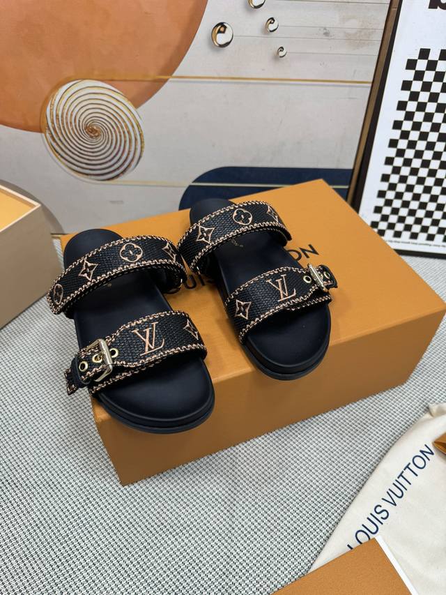 顶级版本 Louis Vuitton 路易威登 情侣款 新款凉鞋 Sunset Comfort平底凉鞋以精致拉菲草鞋面道出手工艺格调，搭配韧性xiaozemeo