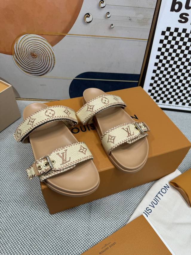 顶级版本 Louis Vuitton 路易威登 情侣款 新款凉鞋 Sunset Comfort平底凉鞋以精致拉菲草鞋面道出手工艺格调，搭配韧性xiaozemeo
