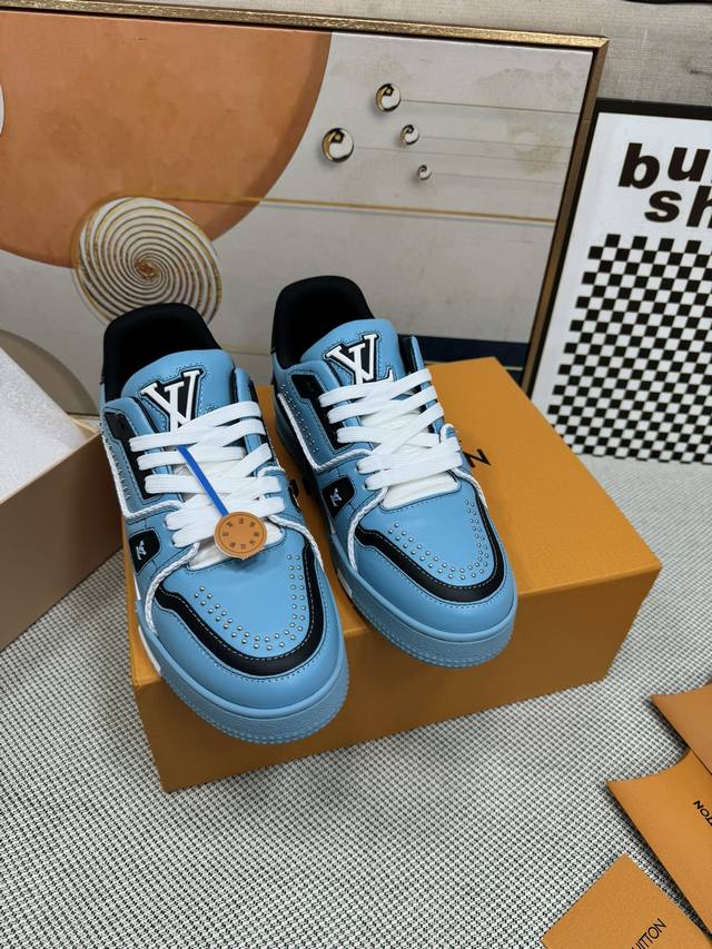 Lv-Trainer路易-威登 Pk市场一切版本 情侣款 走秀新款 篮球板鞋 代购品质 原版1：1开发复刻！！上脚非常舒适 做工精细 鞋面由意大利进口小牛皮拼接