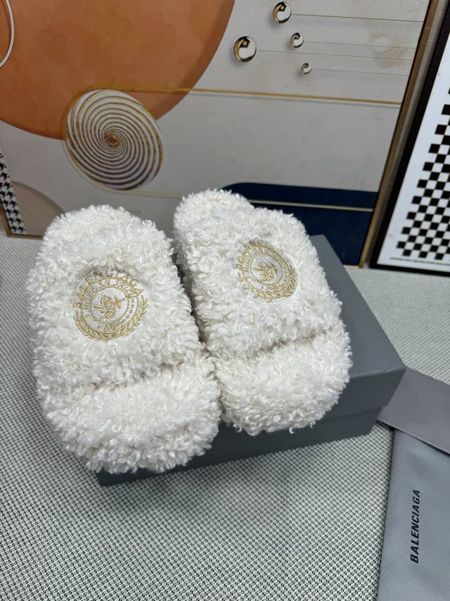 顶级版本 厚底真羊毛！新色！Balenciag 巴黎世家潮品毛拖 ！ 最新的 Political Campaign 徽标刺绣！高级感满满当当！ 欧美名媛 明星