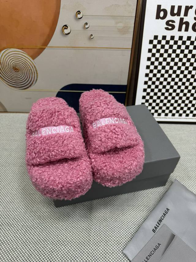 顶级版本 厚底真羊毛！新色！Balenciag 巴黎世家潮品毛拖 ！ 最新的 Political Campaign 徽标刺绣！高级感满满当当！ 欧美名媛 明星