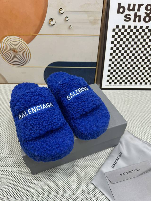 顶级版本 厚底真羊毛！新色！Balenciag 巴黎世家潮品毛拖 ！ 最新的 Political Campaign 徽标刺绣！高级感满满当当！ 欧美名媛 明星