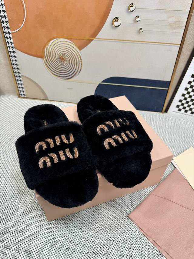 顶级版本 Miu Miu 最新平底拖鞋 今年夏天为你们多准备几双必备拖鞋，老顾客都反应对这款需求很大！ 专门订制的一批为miumiu后续新款做准备的高级羊皮，褶