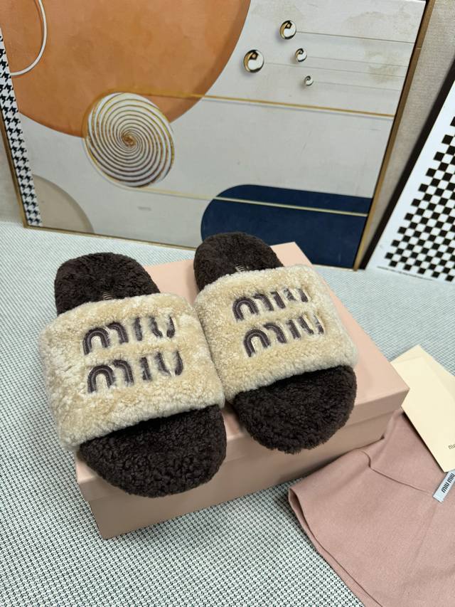 顶级版本 Miu Miu 最新平底拖鞋 今年夏天为你们多准备几双必备拖鞋，老顾客都反应对这款需求很大！ 专门订制的一批为miumiu后续新款做准备的高级羊皮，褶