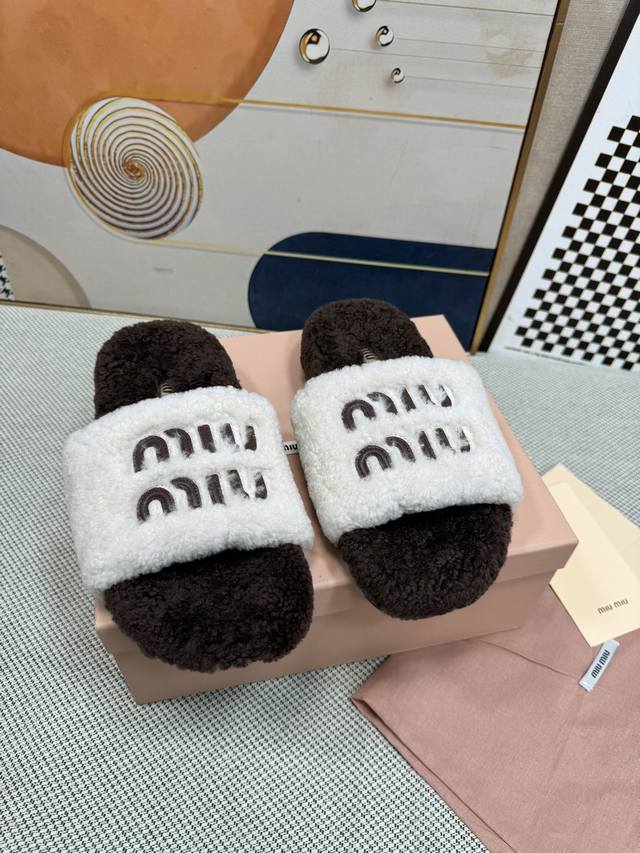 顶级版本 Miu Miu 最新平底拖鞋 今年夏天为你们多准备几双必备拖鞋，老顾客都反应对这款需求很大！ 专门订制的一批为miumiu后续新款做准备的高级羊皮，褶