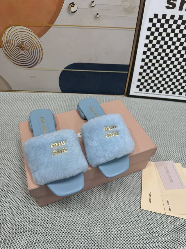 顶级版本 Miu Miu 最新平底拖鞋 今年夏天为你们多准备几双必备拖鞋，老顾客都反应对这款需求很大！ 专门订制的一批为miumiu后续新款做准备的高级羊皮，褶