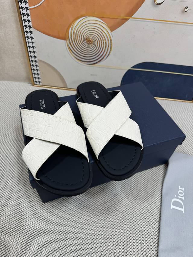 顶级版本 Dior 最新款男士拖鞋 凉鞋~~ 原版购入开发定制，简单舒适与时尚相结合，真皮与牛仔布两种风格搭配，皮带扣标志彰显个性风格 面料：原版定制进牛皮 内