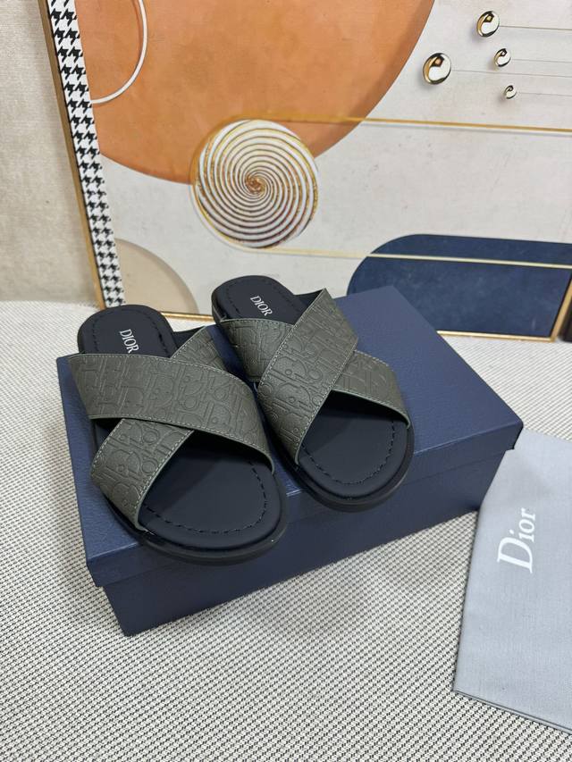 顶级版本 Dior 最新款男士拖鞋 凉鞋~~ 原版购入开发定制，简单舒适与时尚相结合，真皮与牛仔布两种风格搭配，皮带扣标志彰显个性风格 面料：原版定制进牛皮 内