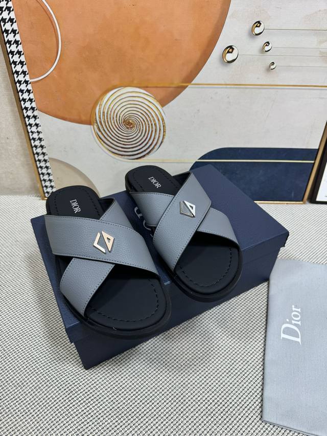 顶级版本 Dior 最新款男士拖鞋 凉鞋~~ 原版购入开发定制，简单舒适与时尚相结合，真皮与牛仔布两种风格搭配，皮带扣标志彰显个性风格 面料：原版定制进牛皮 内