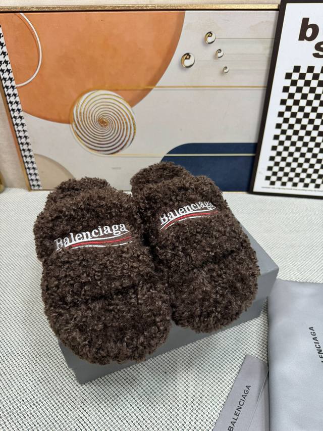 顶级版本 厚底真羊毛！新色！Balenciag 巴黎世家潮品毛拖 ！ 最新的 Political Campaign 徽标刺绣！高级感满满当当！ 欧美名媛 明星