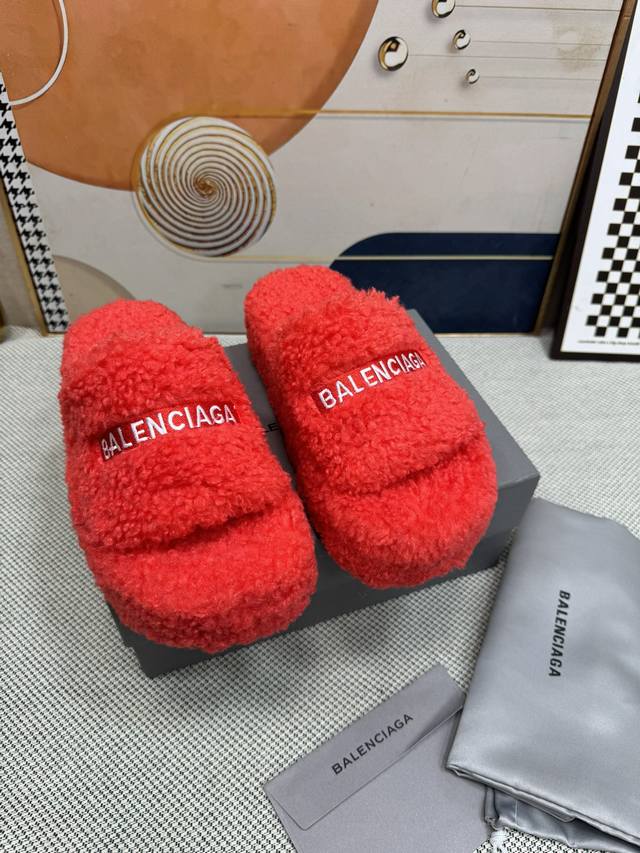 顶级版本 厚底真羊毛！新色！Balenciag 巴黎世家潮品毛拖 ！ 最新的 Political Campaign 徽标刺绣！高级感满满当当！ 欧美名媛 明星