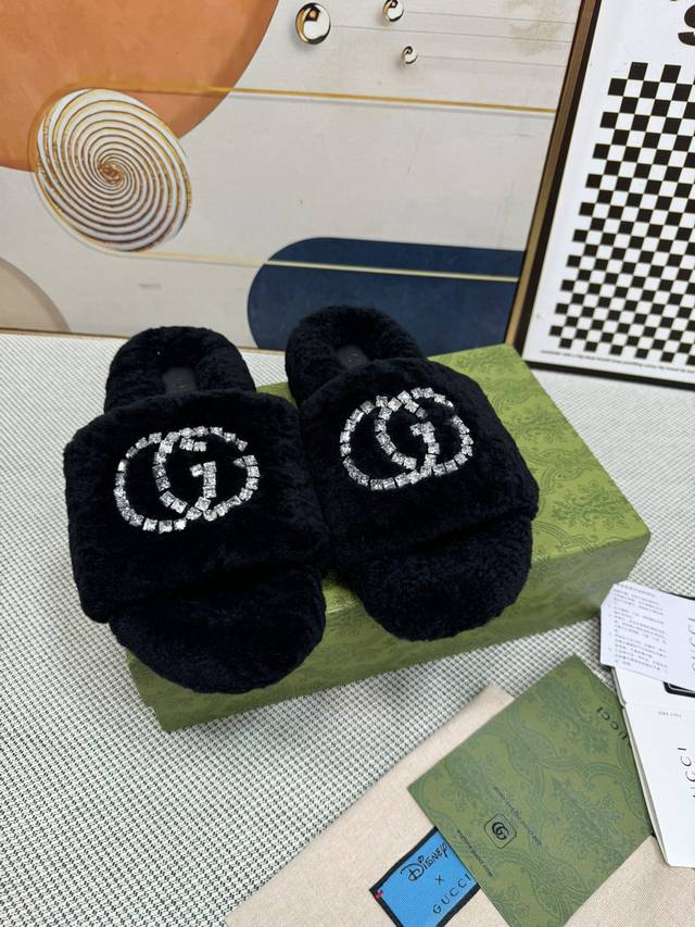 顶级版本 Gucci 古驰最新平底拖鞋 今年夏天为你们多准备几双必备拖鞋，老顾客都反应对这款需求很大！ 专门订制的一批为后续新款做准备的高级羊皮，褶皱面工艺确实