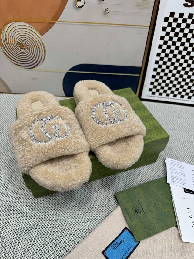 顶级版本 Gucci 古驰最新平底拖鞋 今年夏天为你们多准备几双必备拖鞋，老顾客都反应对这款需求很大！ 专门订制的一批为后续新款做准备的高级羊皮，褶皱面工艺确实