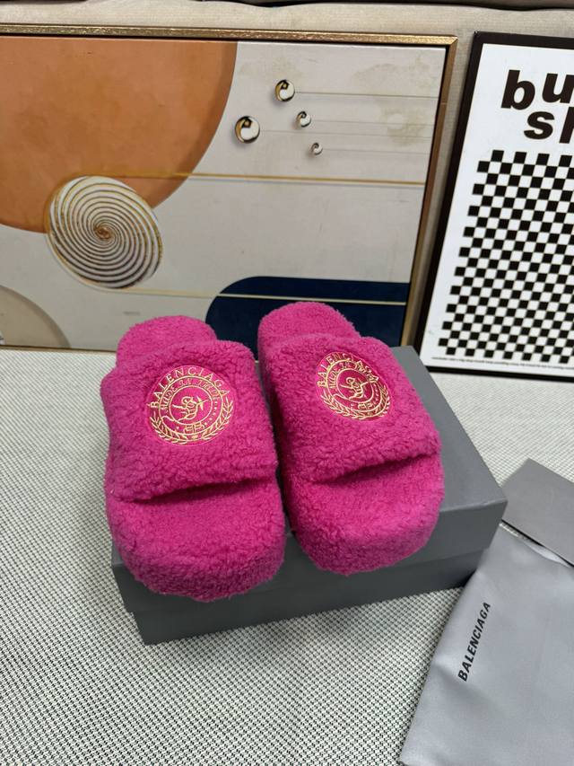 顶级版本 厚底真羊毛！新色！Balenciag 巴黎世家潮品毛拖 ！ 最新的 Political Campaign 徽标刺绣！高级感满满当当！ 欧美名媛 明星