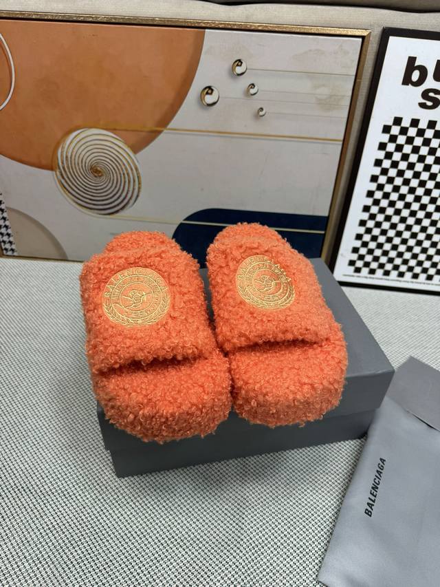 顶级版本 厚底真羊毛！新色！Balenciag 巴黎世家潮品毛拖 ！ 最新的 Political Campaign 徽标刺绣！高级感满满当当！ 欧美名媛 明星