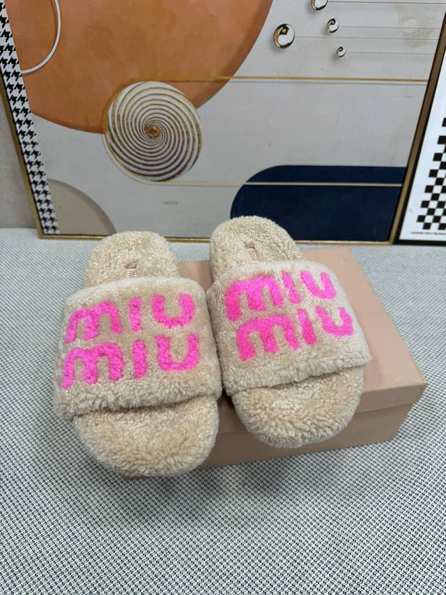 顶级版本 Miu Miu 最新平底拖鞋 今年夏天为你们多准备几双必备拖鞋，老顾客都反应对这款需求很大！ 专门订制的一批为miumiu后续新款做准备的高级羊皮，褶