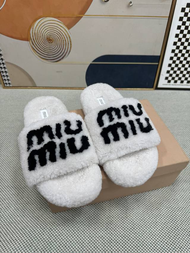 顶级版本 Miu Miu 最新平底拖鞋 今年夏天为你们多准备几双必备拖鞋，老顾客都反应对这款需求很大！ 专门订制的一批为miumiu后续新款做准备的高级羊皮，褶