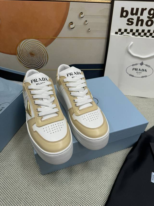 顶级版本 Prada New Arrival～ 普拉达 新款三角标女板鞋 升级版本 今年无论是楦型 鞋面工艺 面皮材料 都已全面升级 1鞋型修饰了许多，比较秀气