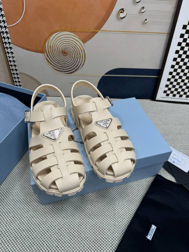 顶级版本 Prada 普拉达 三角标 厚底罗马橡胶凉鞋 这款鞋履标志性的monolith鞋底采用橡胶打造，外观厚重而脚感轻盈，藉由别出心裁的现代元素彰显品牌传统