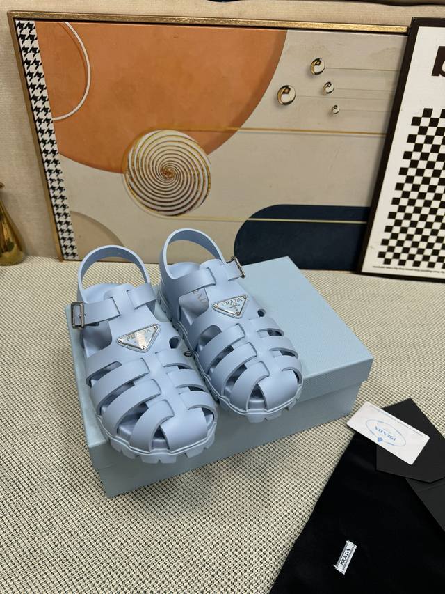 顶级版本 Prada 普拉达 三角标 厚底罗马橡胶凉鞋 这款鞋履标志性的monolith鞋底采用橡胶打造，外观厚重而脚感轻盈，藉由别出心裁的现代元素彰显品牌传统
