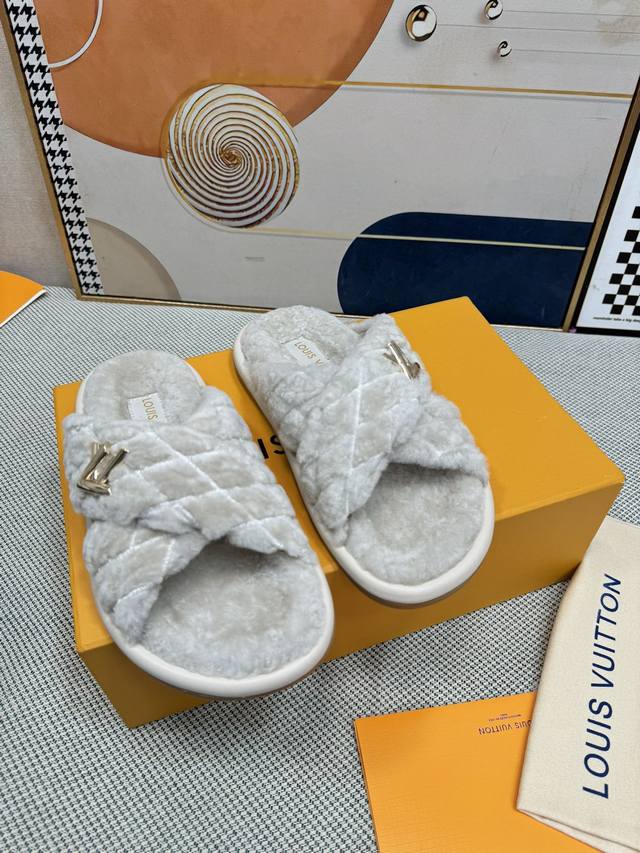 顶级版本lv 新色羊毛拖鞋頂级品质纯皮毛一体羔羊毛打造！米超温暖的感觉，穿上仿佛踩在云朵上经典老花装饰，精致高级！让这双毛拖身价陡增！鞋底是原版开模的防滑橡胶大