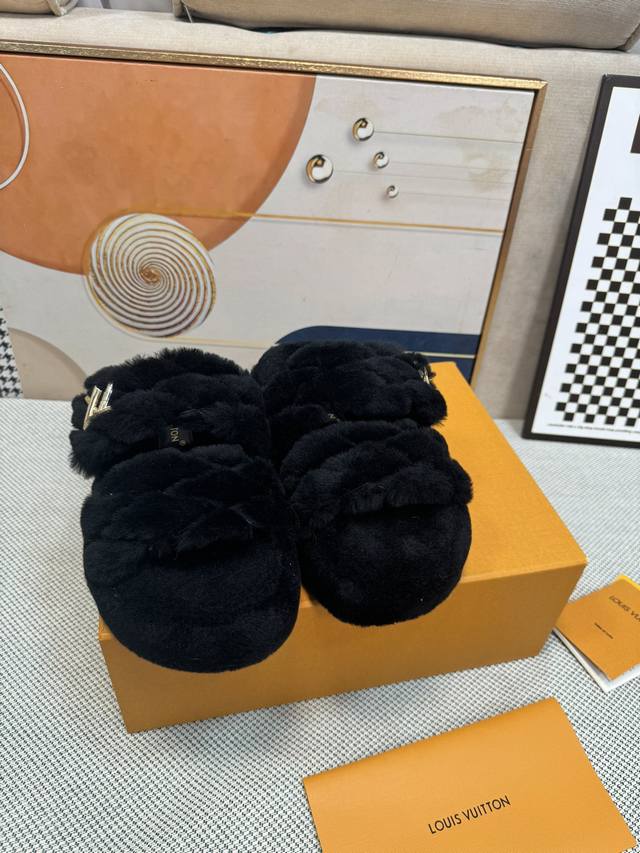 顶级版本lv 新色羊毛拖鞋頂级品质纯皮毛一体羔羊毛打造！米超温暖的感觉，穿上仿佛踩在云朵上经典老花装饰，精致高级！让这双毛拖身价陡增！鞋底是原版开模的防滑橡胶大