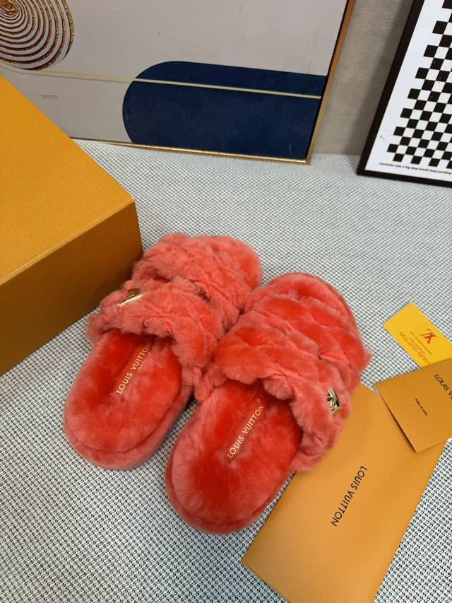 顶级版本lv 新色羊毛拖鞋頂级品质纯皮毛一体羔羊毛打造！米超温暖的感觉，穿上仿佛踩在云朵上经典老花装饰，精致高级！让这双毛拖身价陡增！鞋底是原版开模的防滑橡胶大