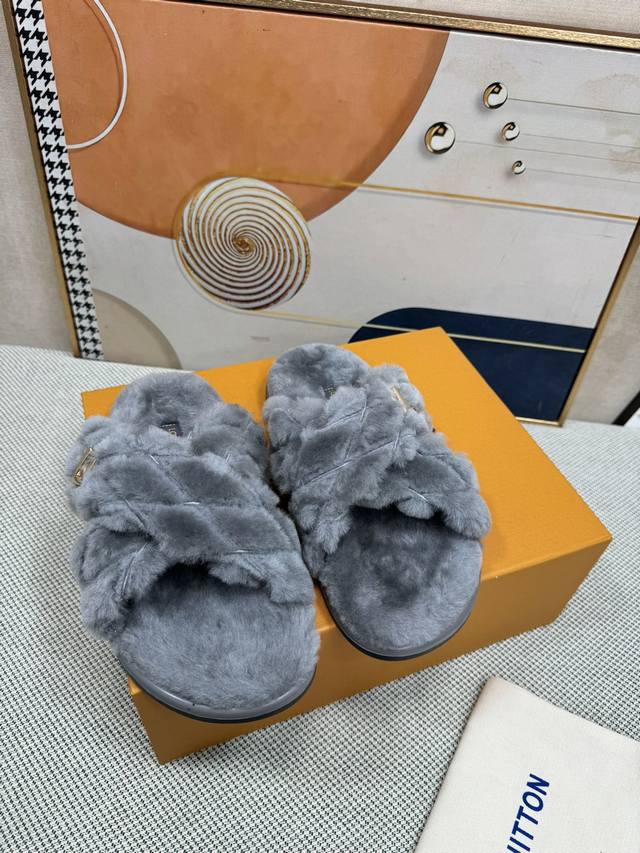 顶级版本lv 新色羊毛拖鞋頂级品质纯皮毛一体羔羊毛打造！米超温暖的感觉，穿上仿佛踩在云朵上经典老花装饰，精致高级！让这双毛拖身价陡增！鞋底是原版开模的防滑橡胶大