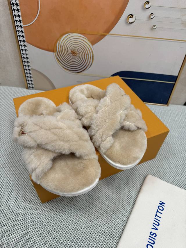 顶级版本lv 新色羊毛拖鞋頂级品质纯皮毛一体羔羊毛打造！米超温暖的感觉，穿上仿佛踩在云朵上经典老花装饰，精致高级！让这双毛拖身价陡增！鞋底是原版开模的防滑橡胶大