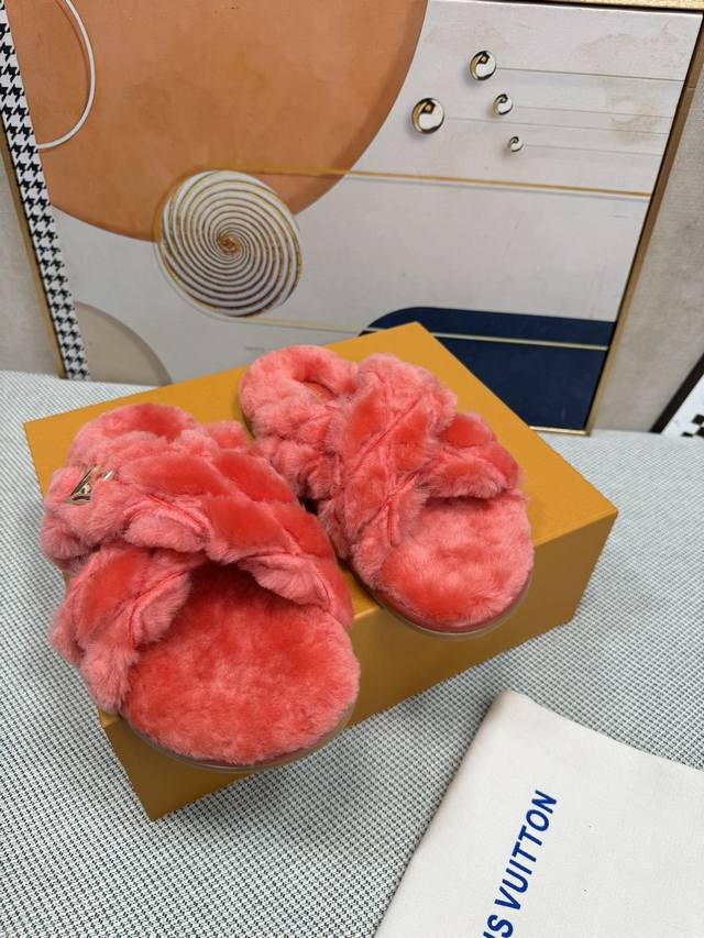 顶级版本lv 新色羊毛拖鞋頂级品质纯皮毛一体羔羊毛打造！米超温暖的感觉，穿上仿佛踩在云朵上经典老花装饰，精致高级！让这双毛拖身价陡增！鞋底是原版开模的防滑橡胶大