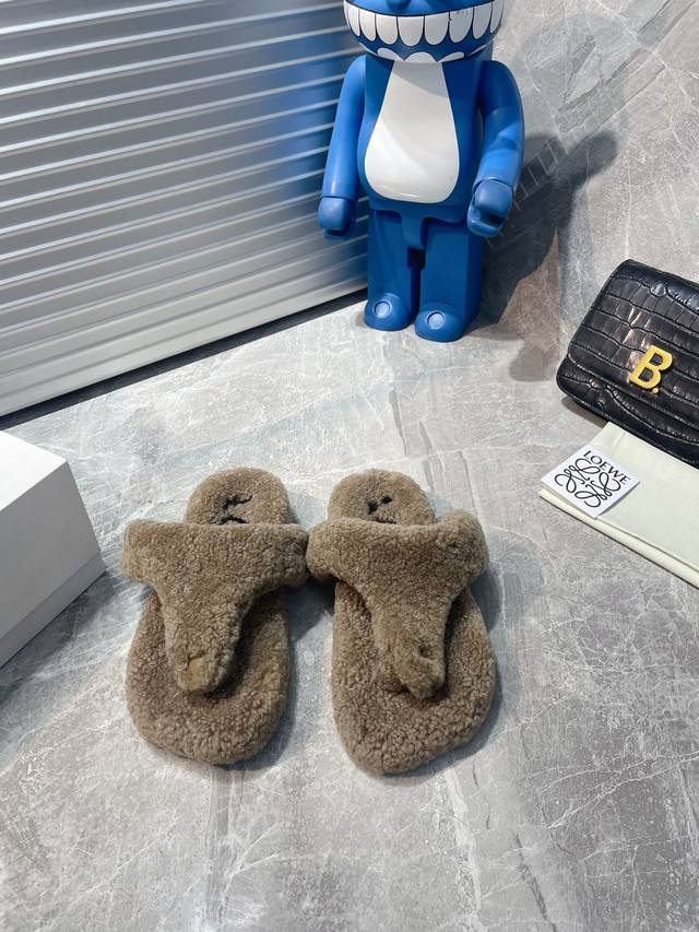Loewe罗意威 最新王炸爆款拖鞋 夹趾平底毛拖 进口羊毛材质 舒适度极高，非常具有辨识度，美貌与实用并存舒适而不单调的毛毛拖！ 面料:原版定制羊毛 内里:原版