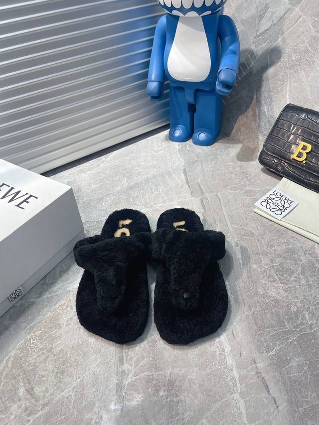Loewe罗意威 最新王炸爆款拖鞋 夹趾平底毛拖 进口羊毛材质 舒适度极高，非常具有辨识度，美貌与实用并存舒适而不单调的毛毛拖！ 面料:原版定制羊毛 内里:原版