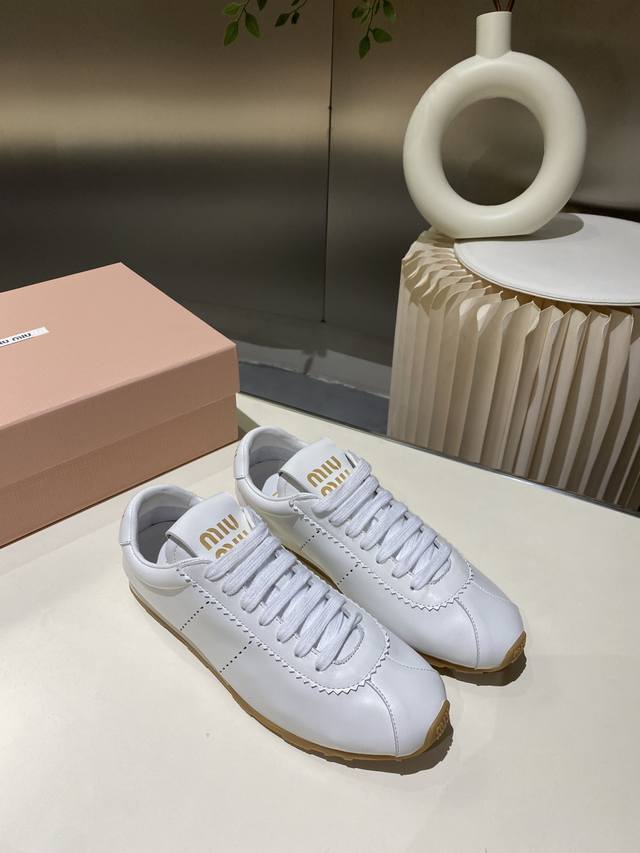 出厂价 缪缪miumiu 新款 阿甘鞋 德训鞋 复古时尚 简约高级 随意搭配 上脚非常轻便舒适，鞋面原版羊皮，内里羊皮，原板大底一比一开摸复刻，34-41 34