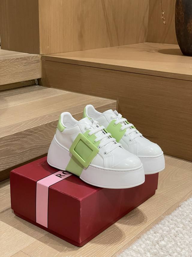 代购级别 Roger Vivier 厚底运动板鞋 专柜主推款，各路明星同款，原版到手才开发，材质和原版一致，重量和正品高度一致，原版开模大底、饰条、五金扣，各处