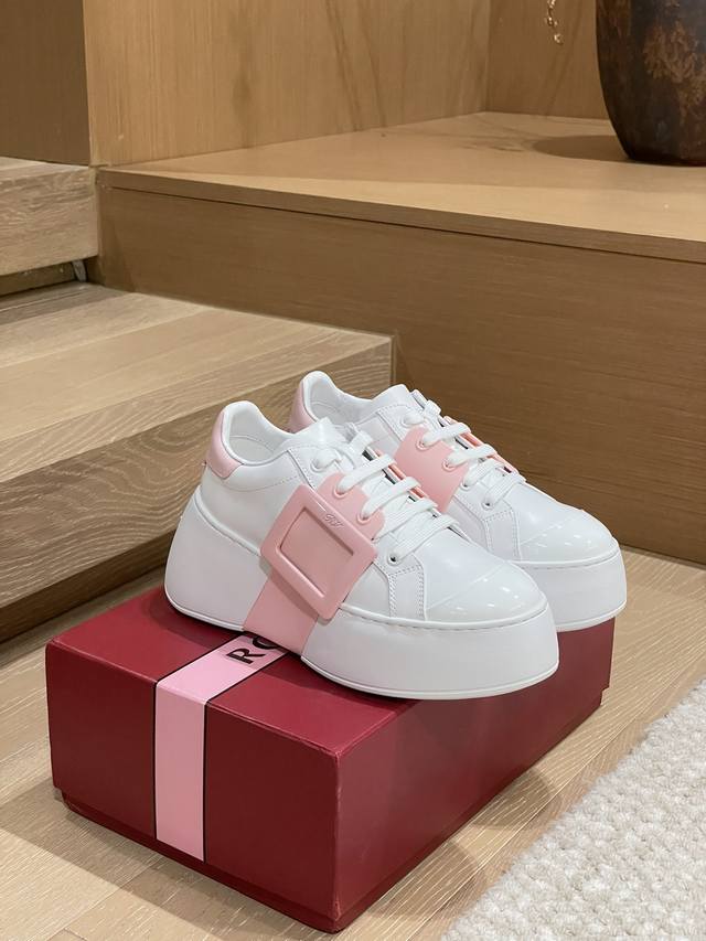 代购级别 Roger Vivier 厚底运动板鞋 专柜主推款，各路明星同款，原版到手才开发，材质和原版一致，重量和正品高度一致，原版开模大底、饰条、五金扣，各处