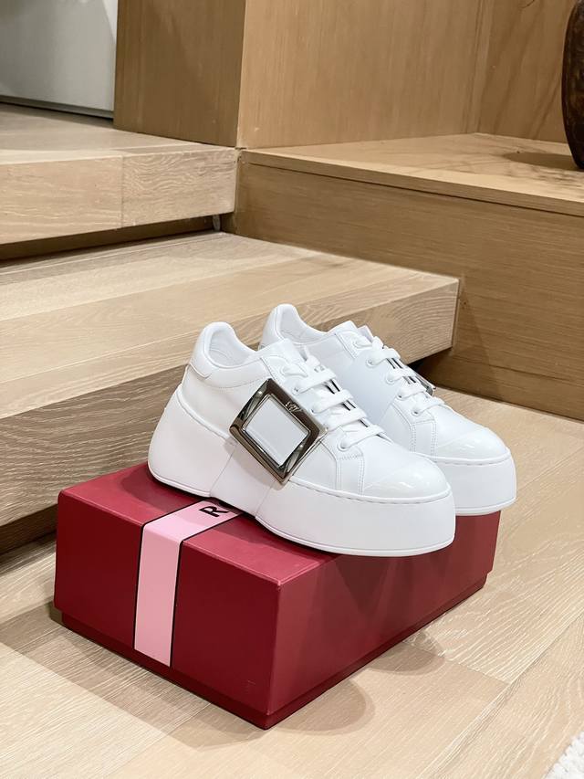代购级别 Roger Vivier 厚底运动板鞋 专柜主推款，各路明星同款，原版到手才开发，材质和原版一致，重量和正品高度一致，原版开模大底、饰条、五金扣，各处