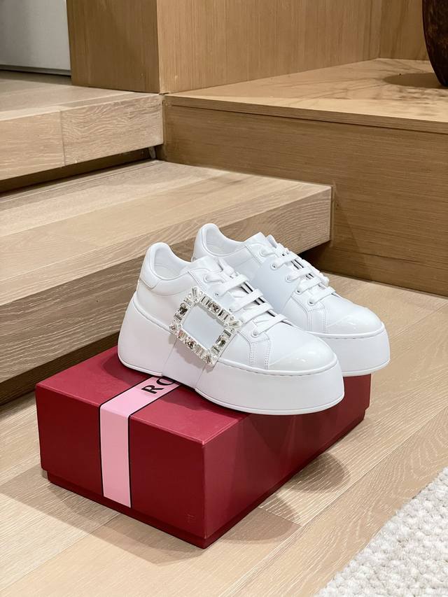 代购级别 Roger Vivier 厚底运动板鞋 专柜主推款，各路明星同款，原版到手才开发，材质和原版一致，重量和正品高度一致，原版开模大底、饰条、五金扣，各处