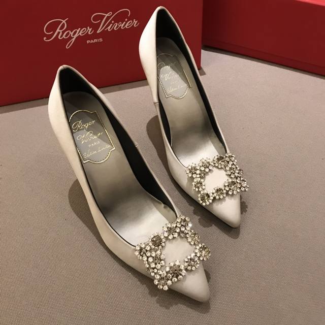 Rv 10Cm 高跟鞋 代购级别 出厂价格： 元 Roger Vivier 花扣 100%纯真丝！ 意大利真皮大底、施华洛世奇钻扣！ 专柜色黑色白钻、黑色彩钻、