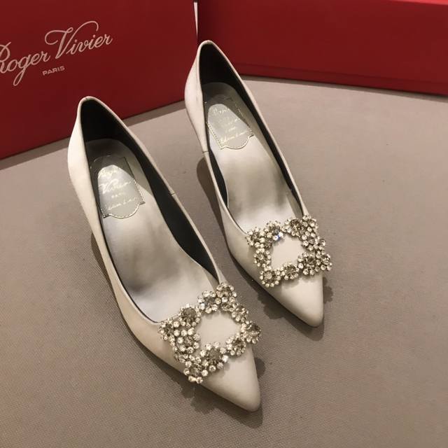 Rv 6.5Cm 高跟鞋 代购级别 出厂价格： 元 Roger Vivier 花扣 100%纯真丝！ 意大利真皮大底、施华洛世奇钻扣！ 专柜色黑色白钻、黑色彩钻