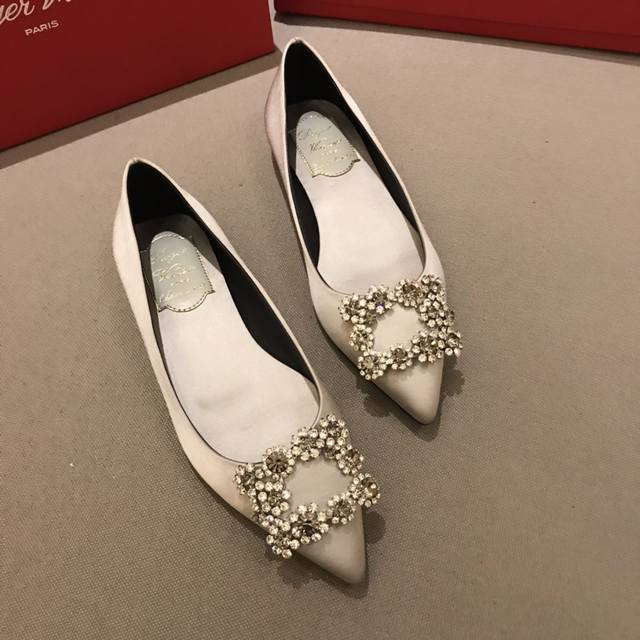 平底 代购级别 出厂价格： 元 Roger Vivier 花扣 100%纯真丝！ 意大利真皮大底、施华洛世奇钻扣！ 专柜色黑色白钻、黑色彩钻、酒红色、雾霾蓝、香