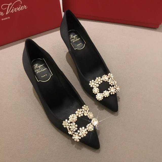 Rv 6.5Cm 高跟鞋 代购级别 出厂价格： 元 Roger Vivier 花扣 100%纯真丝！ 意大利真皮大底、施华洛世奇钻扣！ 专柜色黑色白钻、黑色彩钻
