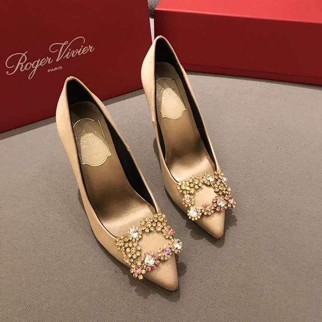 Rv 10Cm 高跟鞋 代购级别 出厂价格： 元 Roger Vivier 花扣 100%纯真丝！ 意大利真皮大底、施华洛世奇钻扣！ 专柜色黑色白钻、黑色彩钻、