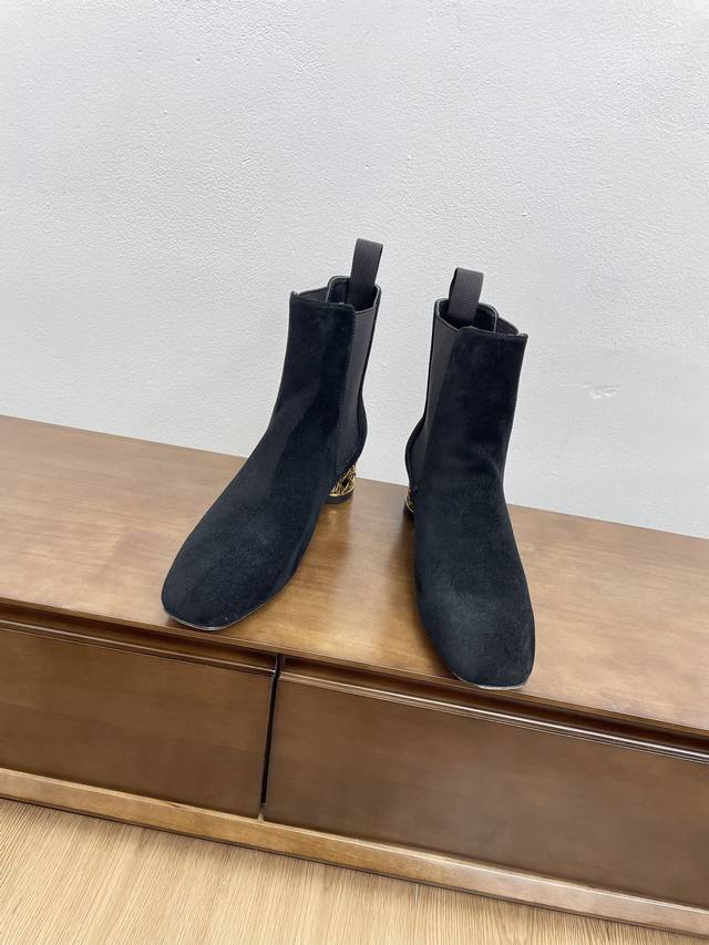 Dior 秋冬新款鸟笼跟短靴 延续d家永恒经典！这款鞋低调不失华丽 性感又不显张扬 鞋型是大家都爱的秀气款 非常非常显瘦 侧面整个弧度将脚部曲线完美展现 既有成
