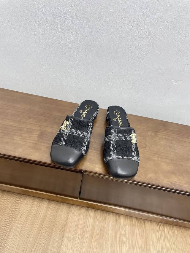 Chane* 小香秋冬新款双c格子布面拖鞋 具有名媛气质 又带着一丝不经意的小复古 小小圆头拼接设计 弧度把控的非常到位 不是呆板尖锐的鞋型 它要柔和谐 耐看有