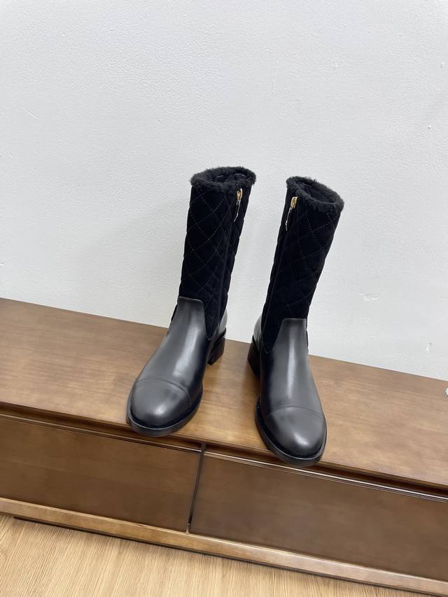 顶级版本秋冬季必备单品！！香奈儿秋冬新款复古侧拉链菱格面毛毛靴短靴 小红书力推款，怎么搭配都好看，时髦精必备，香奈儿女士钟爱简约又难以抗拒搭配展现与众不同的穿搭